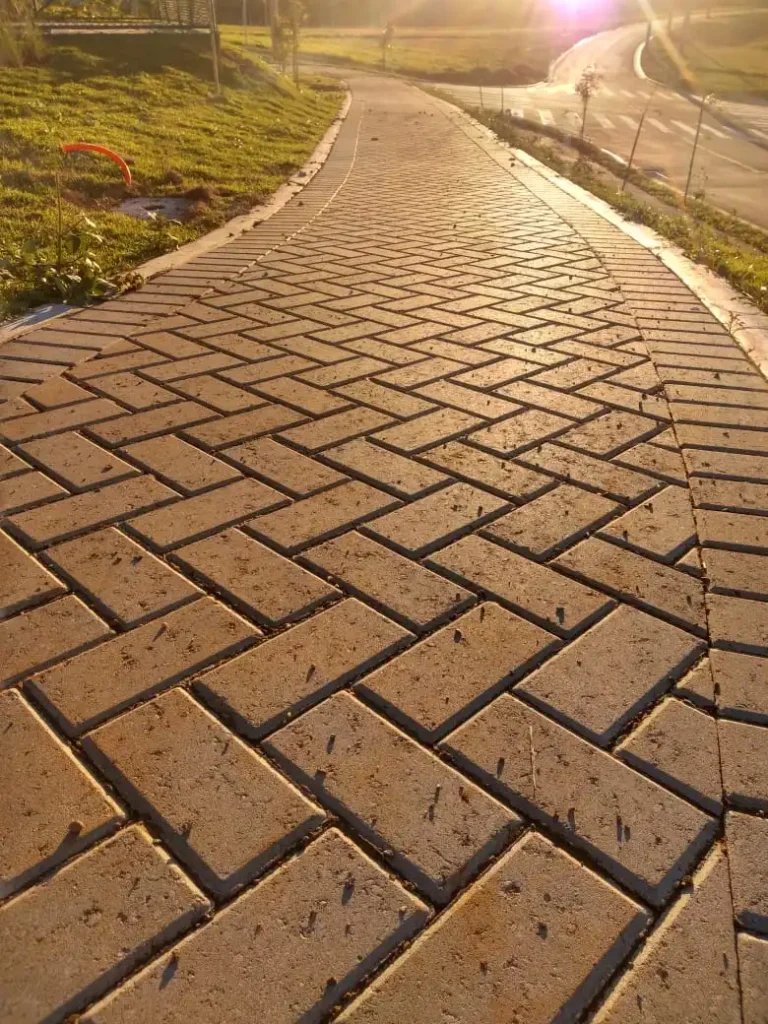 Calçada de blocos intertravados de concreto com acabamento em espinha de peixe .Pavimentação bloco intertravado Pavs porto Alegre